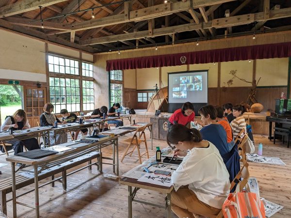 キャンプファイヤーができるスポット。奥には、ウッドデッキ