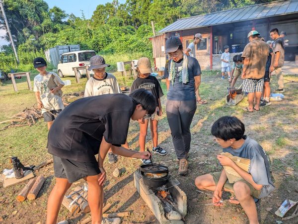 キャンプファイヤーができるスポット。奥には、ウッドデッキ