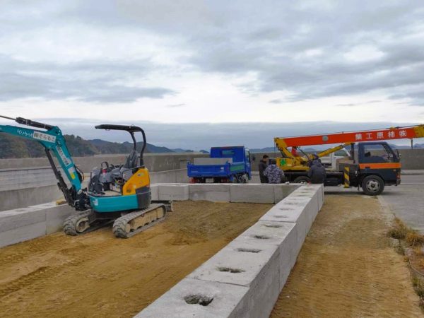 神奈川県の工場で小屋を３つ組み立てた