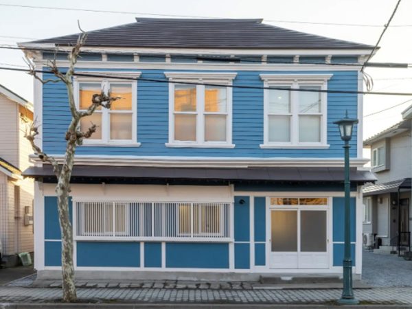 ▲「Jolly Jellyfish」元町公園店は、旧北海道庁函館支庁庁舎のリニューアル後、2022年8月にオープンした。1階のラウンジのほか2階にもゆったりとしたイートインスペースがあり、多くの観光客が公園散策の休憩に訪れている。「リニューアル工事を行うのは地元の事業者さんで、資金調達も地元の銀行さんから。外部投資を受け入れつつ、ちゃんと地元の中で循環するように意識して仕組みをつくっています」