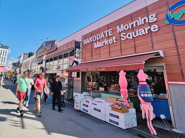 ▲外国人観光客で賑わう「函館朝市」の様子。人口減少に対しインバウンド需要は活況で、令和5年度の来函外国人宿泊客数は約37万4000人。前年同期比で約4.1倍に増加した