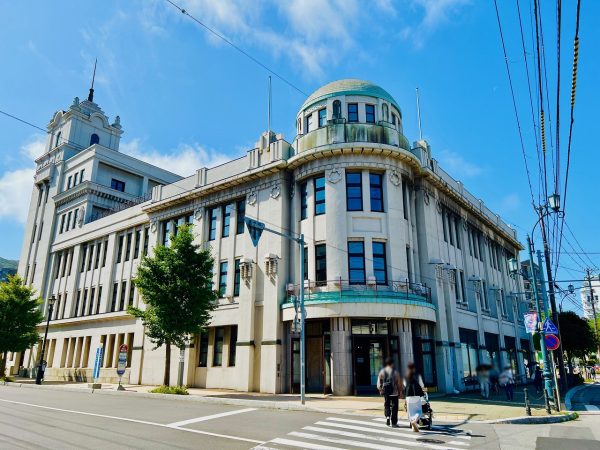 ▲十字街の中心地に佇む1923（大正12）年築の旧丸井今井百貨店函館支店（国登録有形文化財）は、函館市地域交流まちづくりセンターとしてリニューアルオープン。カフェのある地域交流施設として活用されている