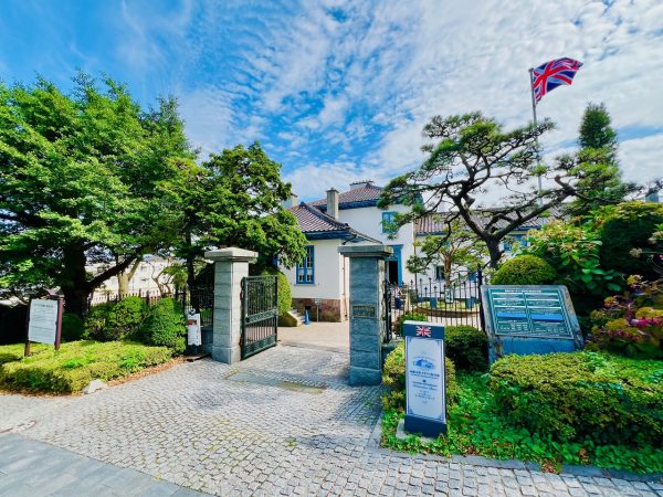 ▲函館が国際貿易港として開港した1859（安政6）年に建てられた旧イギリス領事館（函館市有形文化財）。2023（令和5）年にリニューアルオープンし、自家製スコーンなど本格的なアフタヌーンティを楽しめるようになった
