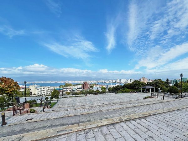 ▲函館が国際貿易港として開港した1859（安政6）年に建てられた旧イギリス領事館（函館市有形文化財）。2023（令和5）年にリニューアルオープンし、自家製スコーンなど本格的なアフタヌーンティを楽しめるようになった