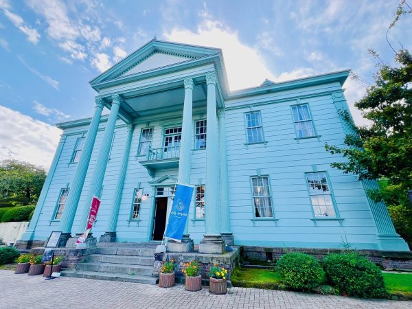 ▲「Jolly Jellyfish」元町公園店は、旧北海道庁函館支庁庁舎のリニューアル後、2022年8月にオープンした。1階のラウンジのほか2階にもゆったりとしたイートインスペースがあり、多くの観光客が公園散策の休憩に訪れている。「リニューアル工事を行うのは地元の事業者さんで、資金調達も地元の銀行さんから。外部投資を受け入れつつ、ちゃんと地元の中で循環するように意識して仕組みをつくっています」