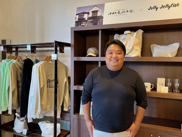 ▲外国人観光客で賑わう「函館朝市」の様子。人口減少に対しインバウンド需要は活況で、令和5年度の来函外国人宿泊客数は約37万4000人。前年同期比で約4.1倍に増加した