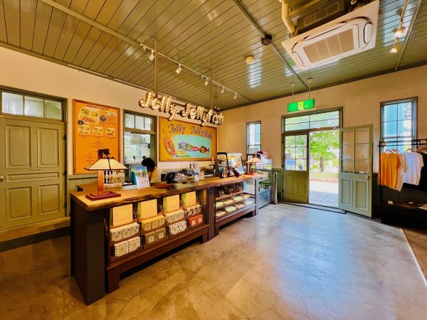 ▲「Jolly Jellyfish」元町公園店は、旧北海道庁函館支庁庁舎のリニューアル後、2022年8月にオープンした。1階のラウンジのほか2階にもゆったりとしたイートインスペースがあり、多くの観光客が公園散策の休憩に訪れている。「リニューアル工事を行うのは地元の事業者さんで、資金調達も地元の銀行さんから。外部投資を受け入れつつ、ちゃんと地元の中で循環するように意識して仕組みをつくっています」