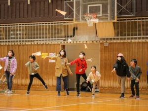 ▲「北人 まちの大学」がこれまでに企画したイベントは実に多彩だ。写真は大手航空会社とのコラボで開催した「子ども地元探検隊」。50名の子どもたちが航空会社の仕事について学んだあと、プロの整備士と一緒に折り紙ヒコーキづくりを体験。実際に折り紙ヒコーキを飛ばし、飛距離を競いあう大会も行った。「お仕事体験では、地元の農家さんから大手食品会社まで、さまざまなコラボを行っています。企業さんにとってPRにつながるだけでなく、子どもたちの将来の夢を育てる機会になります」