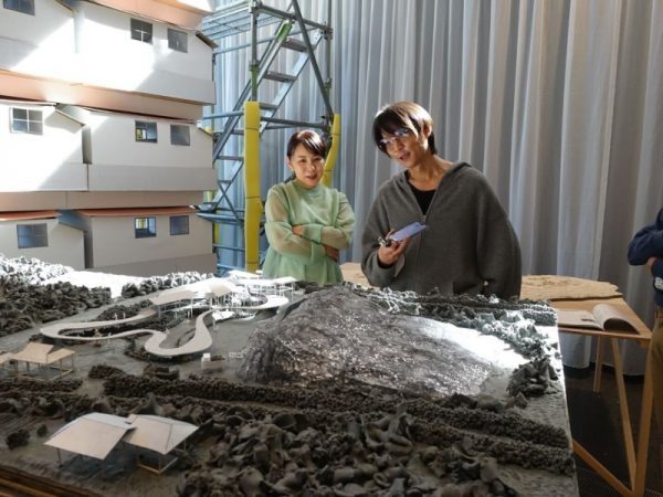 授賞された小田切さん、瀬尾さん、渡辺さんはGARAGE（ガラージュ）というアーキテクト・コレクティブを主宰する。小田切さんは建築家として、瀬尾さんは建築映像作家として、渡辺さんはセノグラファーとして活躍。今回の出展も、それぞれの分野の視点あっての斬新な発想だと感じた