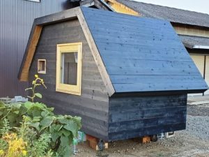 村井氏自身が作成した小屋。「動庵」と名付けられた