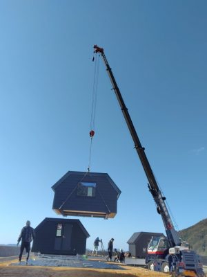 神奈川県の工場で小屋を３つ組み立てた