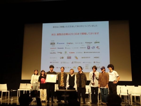 授賞された小田切さん、瀬尾さん、渡辺さんはGARAGE（ガラージュ）というアーキテクト・コレクティブを主宰する。小田切さんは建築家として、瀬尾さんは建築映像作家として、渡辺さんはセノグラファーとして活躍。今回の出展も、それぞれの分野の視点あっての斬新な発想だと感じた