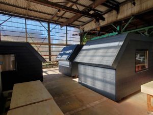 神奈川県の工場で小屋を３つ組み立てた