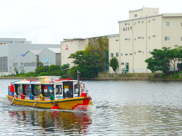 珈琲元年・中川本店。広い窓を備えた店内からは中川運河を見渡せ、モーニングの時間帯は行列ができる人気店だ