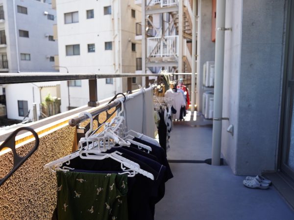 ２階の共有スペース。奥には住人が育てている家庭菜園コーナーが見える