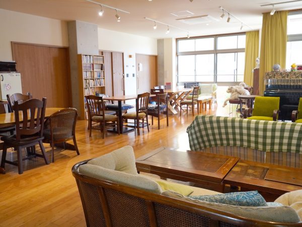 ２階の共有スペース。奥には住人が育てている家庭菜園コーナーが見える