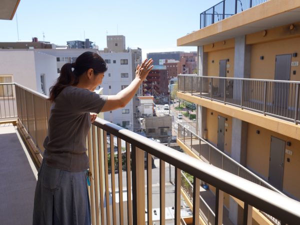 ２階の共有スペース。奥には住人が育てている家庭菜園コーナーが見える