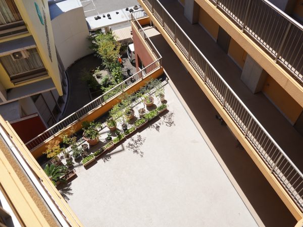 隣接する堂園メディカルハウスの駐車場だった場所に新築したナガヤタワー。国交省の高齢者等居住安定化推進事業補助金を活用