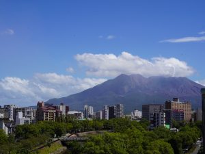 桜島と鹿児島市内