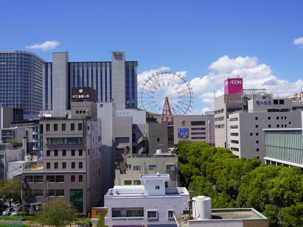 ナガヤタワーは、鹿児島中央駅の近くの鹿児島市上之園町にある。交通の利便性もいい