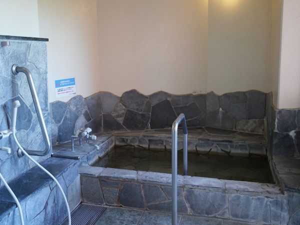 隣接する堂園メディカルハウスの駐車場だった場所に新築したナガヤタワー。国交省の高齢者等居住安定化推進事業補助金を活用