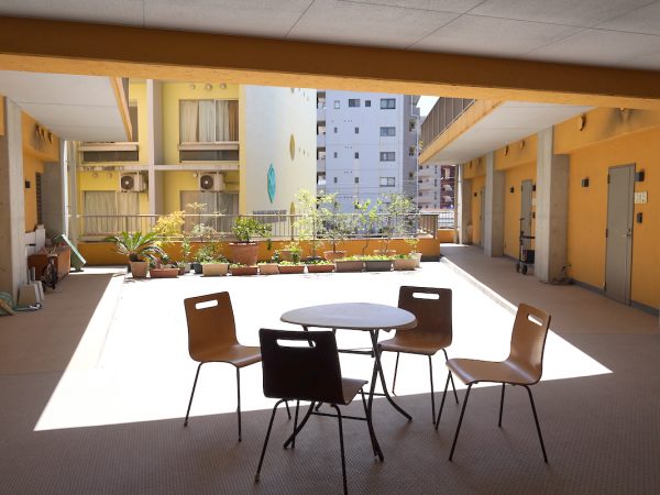 ２階の共有スペース。奥には住人が育てている家庭菜園コーナーが見える