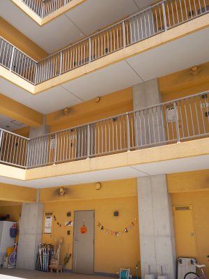 隣接する堂園メディカルハウスの駐車場だった場所に新築したナガヤタワー。国交省の高齢者等居住安定化推進事業補助金を活用