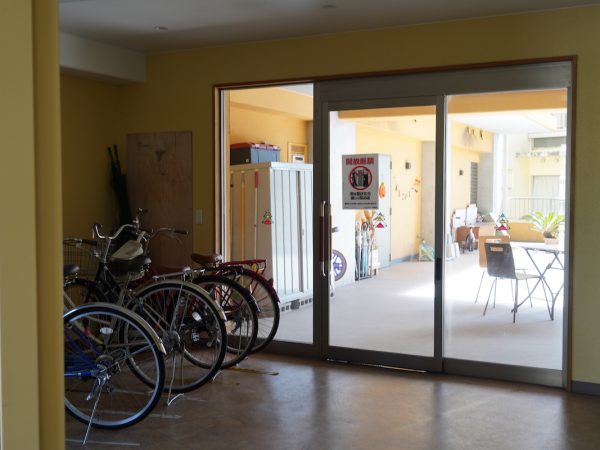 隣接する堂園メディカルハウスの駐車場だった場所に新築したナガヤタワー。国交省の高齢者等居住安定化推進事業補助金を活用