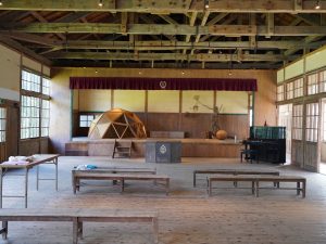 講堂。老朽化が進んでいた木造校舎は改修も行われた