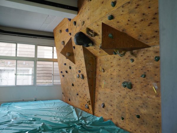 キャンプファイヤーができるスポット。奥には、ウッドデッキ