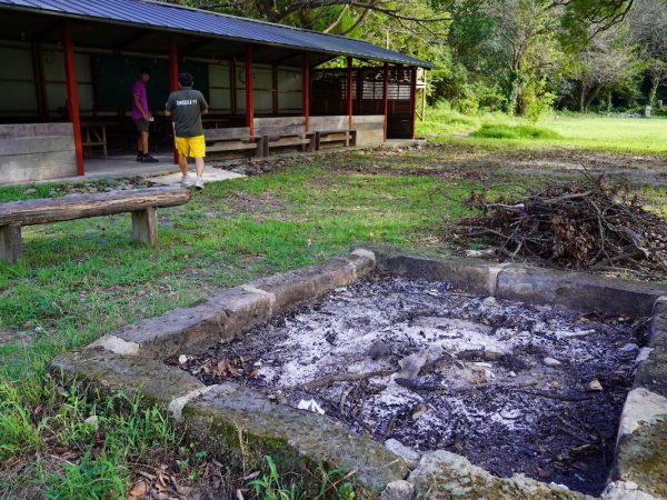 キャンプファイヤーができるスポット。奥には、ウッドデッキ