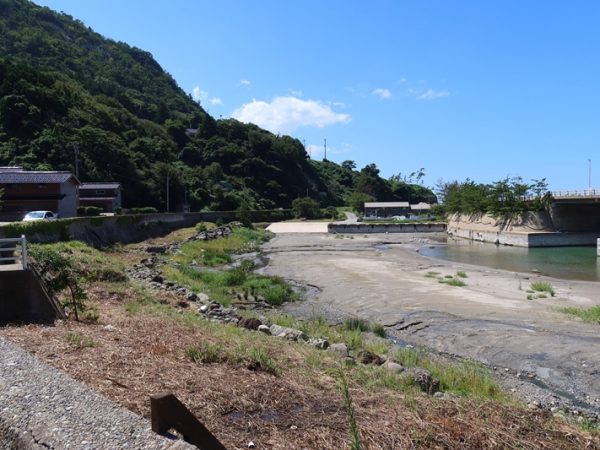 基礎の石の上で建物が少し動いていたことが分かる