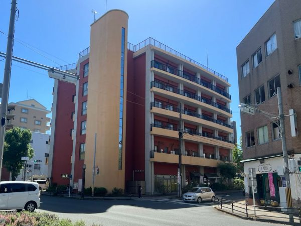 ナガヤタワーは、鹿児島中央駅の近くの鹿児島市上之園町にある。交通の利便性もいい