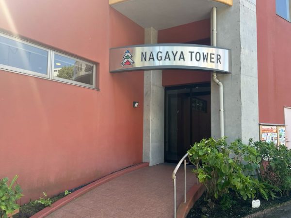 ナガヤタワーは、鹿児島中央駅の近くの鹿児島市上之園町にある。交通の利便性もいい
