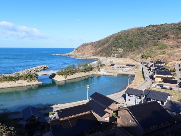 限界集落をITを駆使、食料だけでなく、水や電気なども自給自足できる現代集落に作り替えようというプロジェクトが進行している