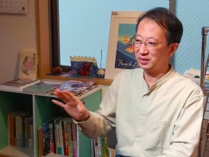 一般社団法人つくろい東京ファンド代表の稲葉 剛氏。インタビューは団体が運営するカフェ「潮の路」の2階スペースで行われた