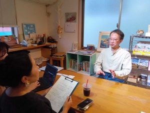 難民を背景とした路上生活者も昨今は急増し、行政が定めるホームレス定義の範囲から外れる人たちを民間支援団体が担う負担にも触れていた