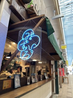 喫茶店「みずいろ喫茶」。取材の途中にも、近所に住むお年寄りが久しぶりに顔を出したことで、お客さん同士で近況報告の会話が弾んでいた。まさに地域の見守りスポット。商店街の一つの在り方を覗き見した気がする。写真提供：吹田まちづくり合同会社