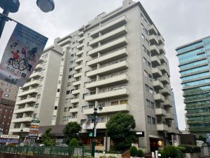 公園通りから渋谷ホームズを撮影　※撮影：2024年10上旬（撮影者：著者）