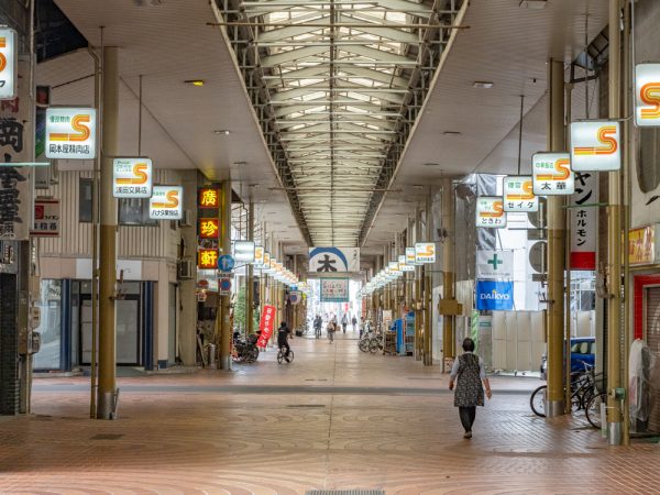 紙屋町側から見た、現在の千日前ハレノワ通り（旧 千日前商店街）の様子