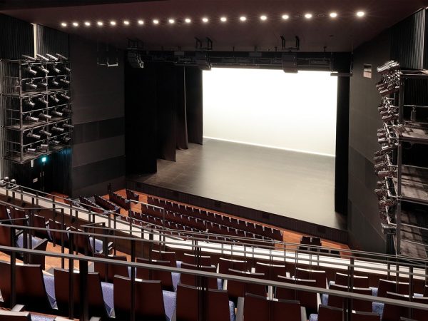 中劇場の様子（提供：岡山芸術創造劇場）