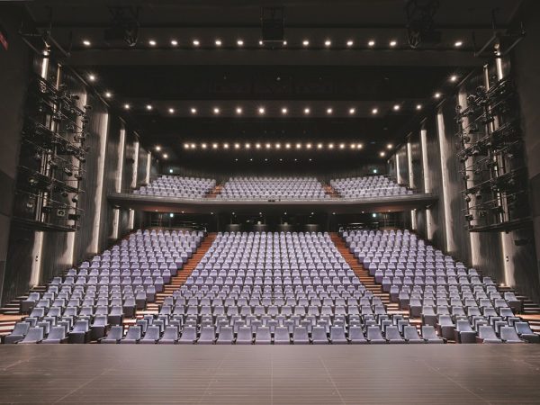 中劇場の様子（提供：岡山芸術創造劇場）