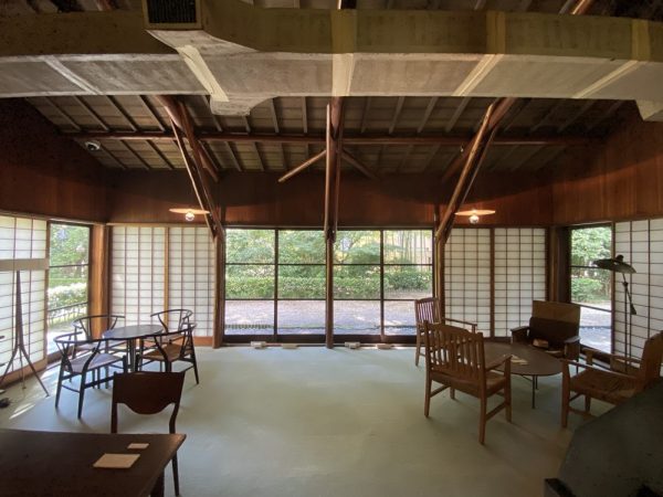 柱の位置を越えて、障子やガラス戸を左右に寄せることができる（写真：宮沢洋）