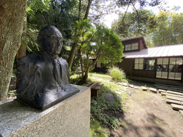 北側の外観。左は井上房一郎の胸像（写真：宮沢洋）