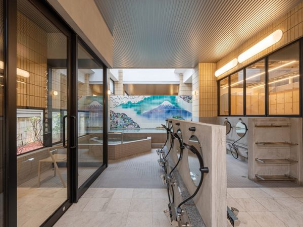 新装松の湯。ここまでたどり着くまでには時間がかかった。打ちっぱなしの天井などかつてとは異なる内装に