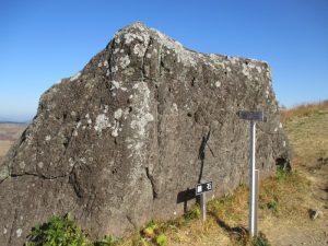 熊本県阿蘇郡にあるシュメール文字が刻まれたとされる「鏡石」、人工的に配置された9組の列石遺構の中にある。
シュメール文字については、日本ペトログラフ協会の吉田信啓会長が鑑定した