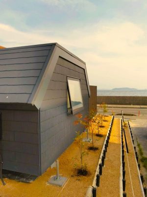 Tiny House ZEN倉橋島では、盛土をしたことで、窓から海の景観を楽しめる