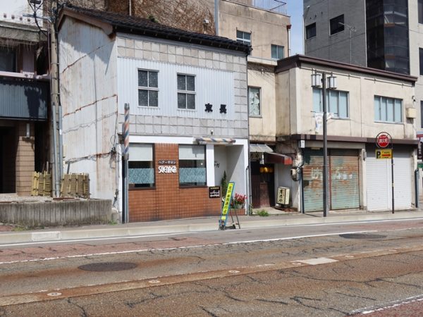 木造の壁を覆って洋風の建物に見せている（山本さん提供写真）