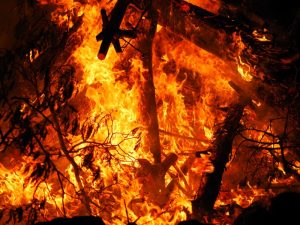 乙巳は五行では木生火。火に薪がくべられて燃え上がることを暗示している