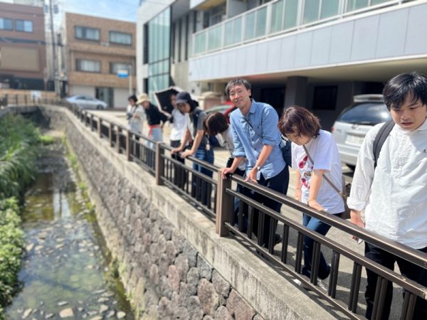 用水に関心を持つ人たちとのまち歩き。中央が宮下さん